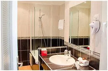 Hotell Brit Confort Le Revest Sainte-Maxime