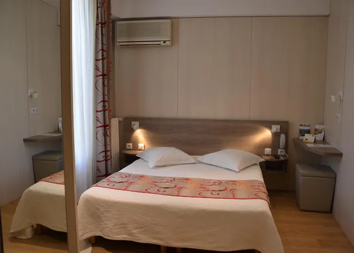 Otel Brit Confort Le Revest Sainte-Maxime