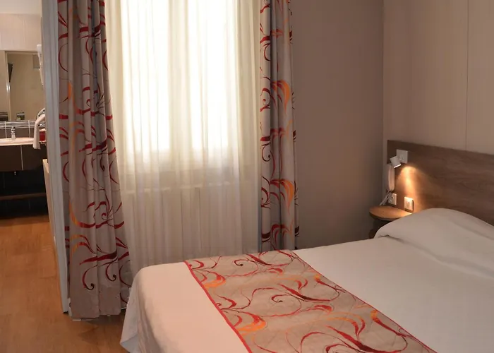 Otel Brit Confort Le Revest Sainte-Maxime