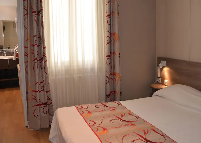 Hotell Brit Confort Le Revest Sainte-Maxime