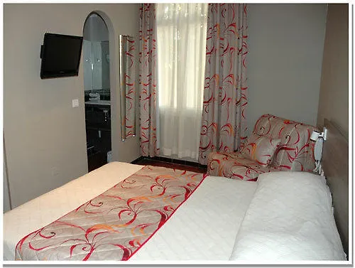 Otel Brit Confort Le Revest Sainte-Maxime